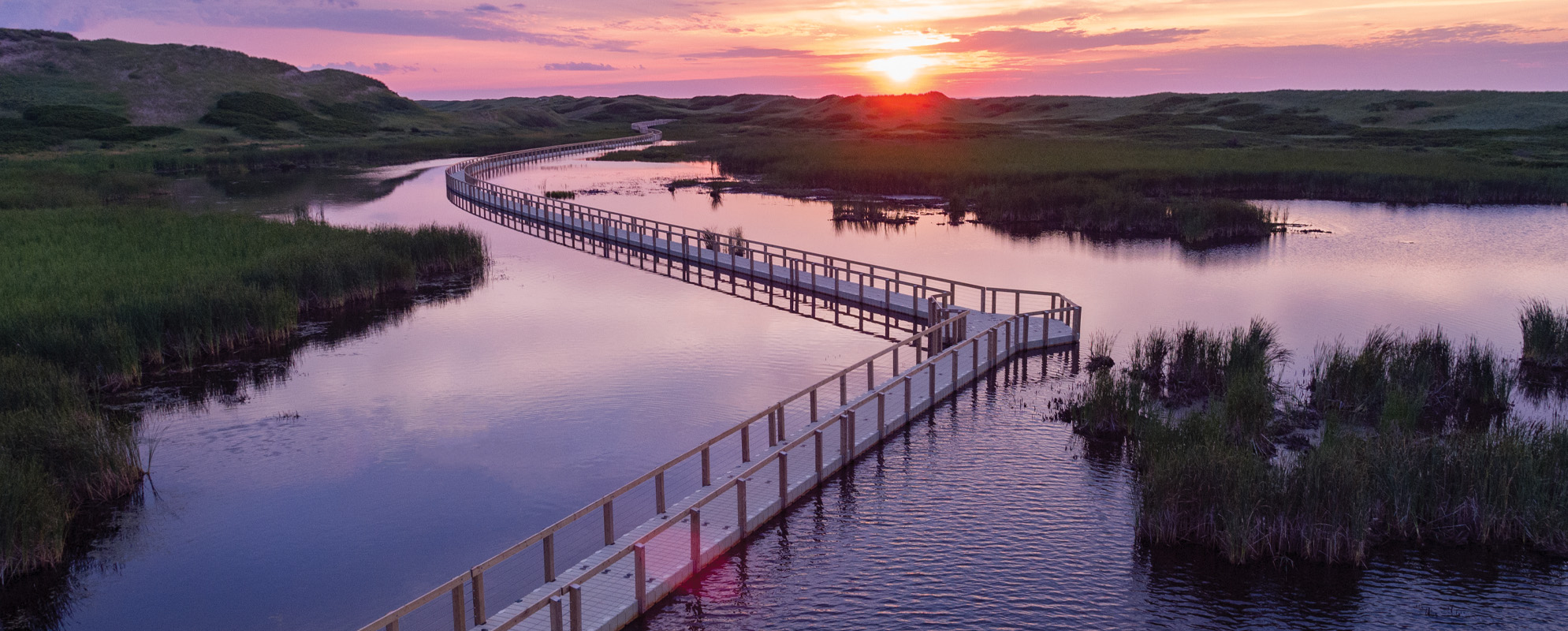 EZ Trail Passerelle flottante, vue aérienne du long sentier, coucher de soleil